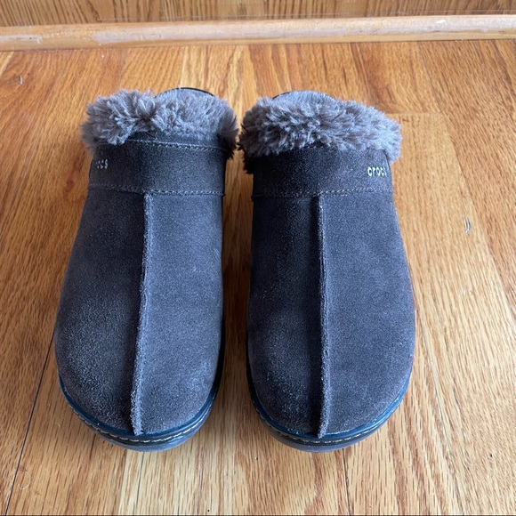 CROCS Shoes - EUC Crocs Cobbler Gray Suede Clogs on Shoes Faux Fur Lined, Sz 8
